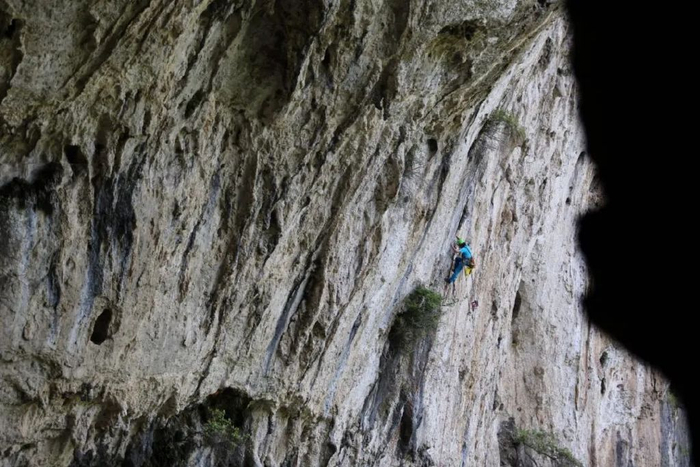 摄影师/赵忠军(赵四)2018年,邱江跟随「寻岩中国」开发六盘水的牛鼻洞