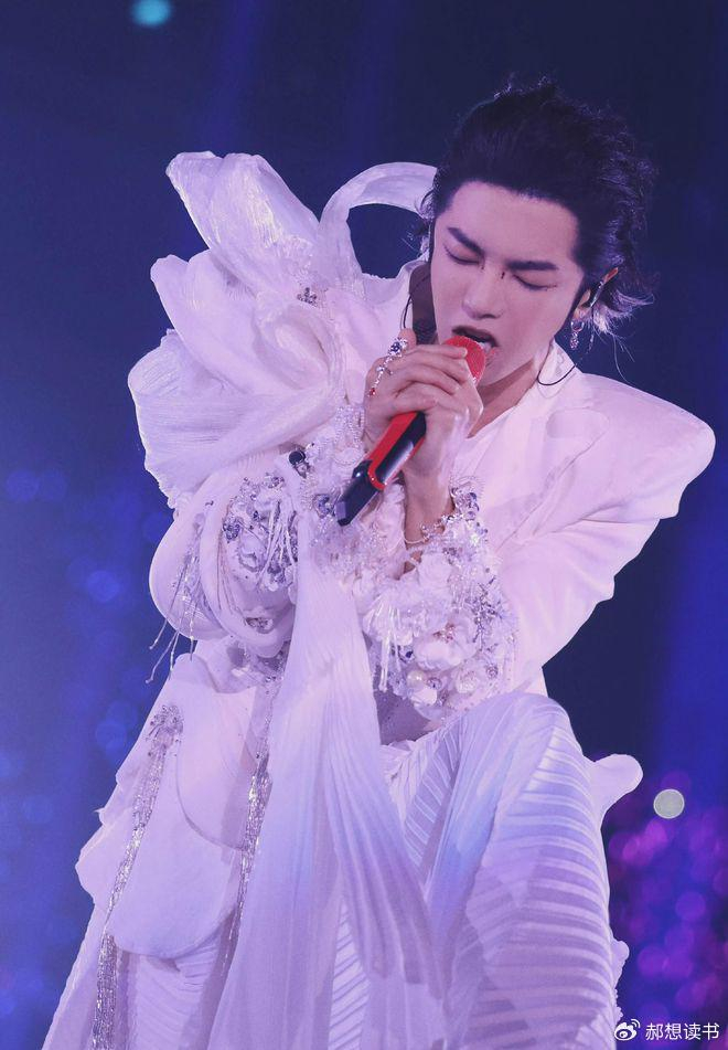 没有法师不敢干的事华晨宇演唱会穿了婚纱为何他总不走寻常路