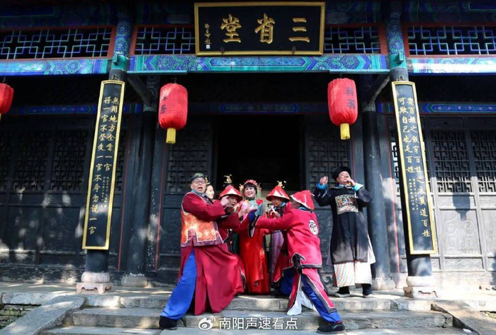 记载,旧时,衙门戒备森严,但每年的正月十六这天,衙门内张灯结彩,仪门