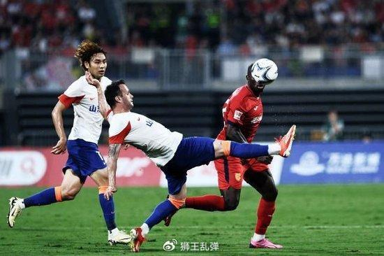 中超联赛下半程比赛正式打响,排名第4的山东鲁能泰山迎战排名第14的