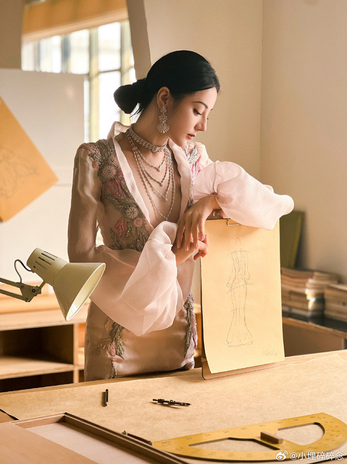 迪丽热巴vogue盛典内场造型优雅大气