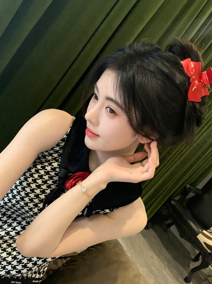 鞠婧祎四宫格live新年新气象