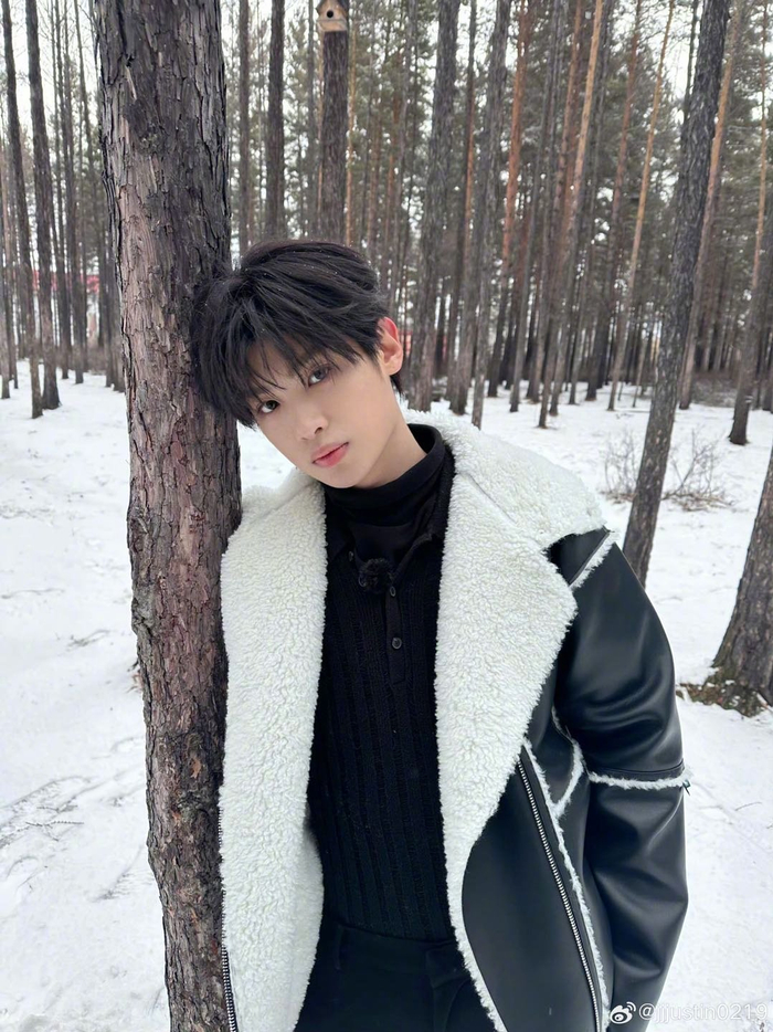 小贾不愧是有名的黄命好啊在哥哥们奔赴18小时绿皮火车的时候