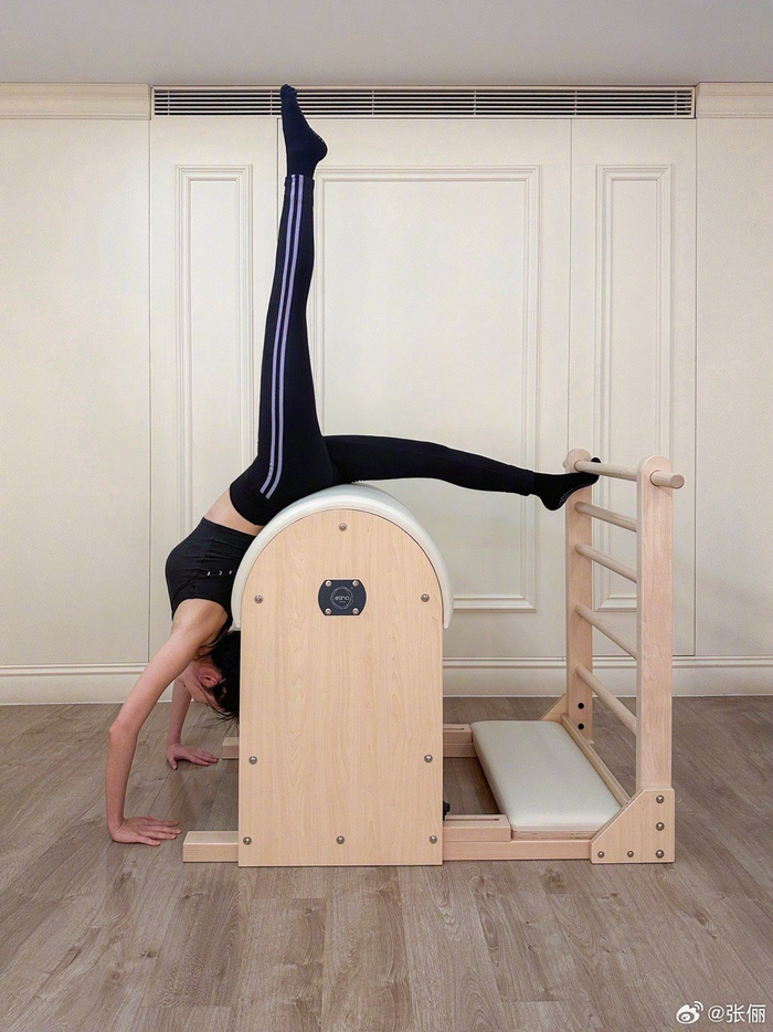 太羡慕姐姐的身材了又美有自律的美女谁能不爱呢这种高难度的动作