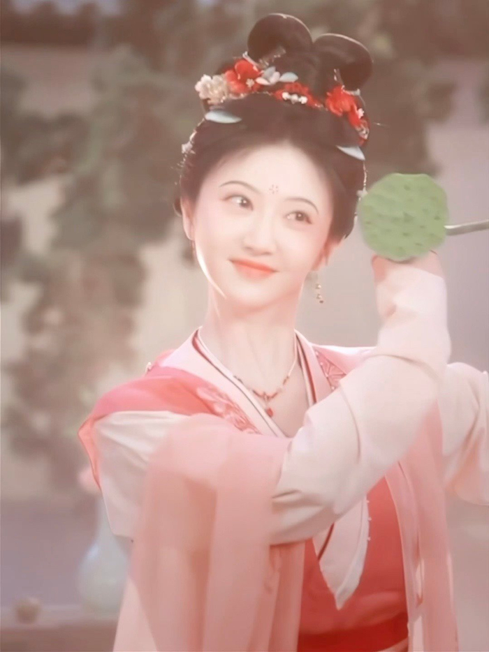 看到景甜的这身装扮跳古典舞还真是让人眼前一亮呢