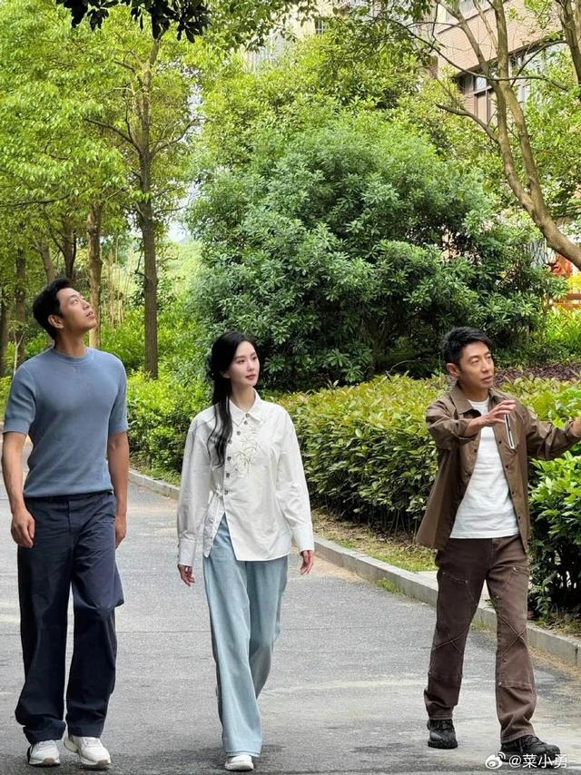 刘诗诗撒贝宁水哥同框录制《花开中国》漫步花园