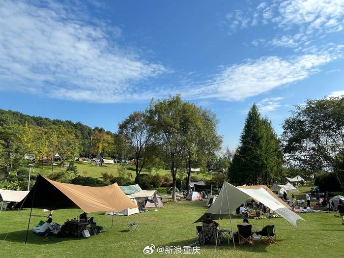 难得秋日暖阳重庆市民涌向户外晒太阳