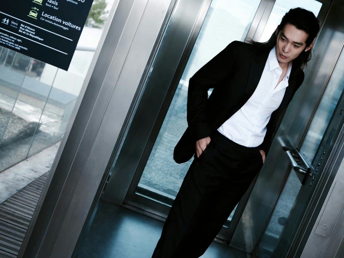 于适亮相戛纳电视剧节首映造型图半扎长发搭配一身dior经典黑白西装