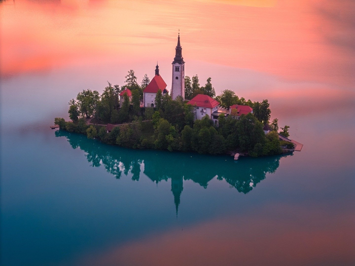 摄影团队顺利到达布鲁塞尔,下午搭程海航飞机,明天早上到达北京__财经