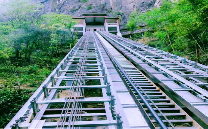 恩施无公路村落,7000万建世界上最长斜行电梯,全长308米