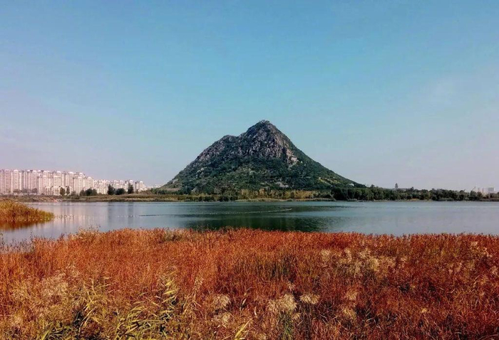 依然可以打卡鹊华秋色图同款角度哦今天李白感慨:兹山何峻秀,绿翠如