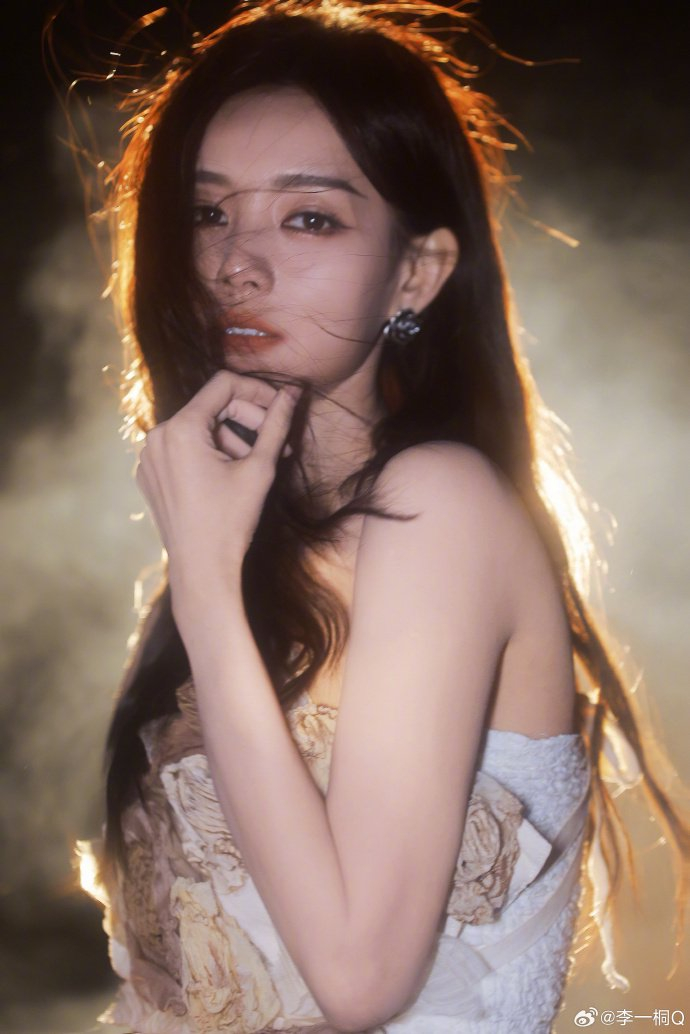 李一桐手里的玫瑰花太美了真想拥有啊