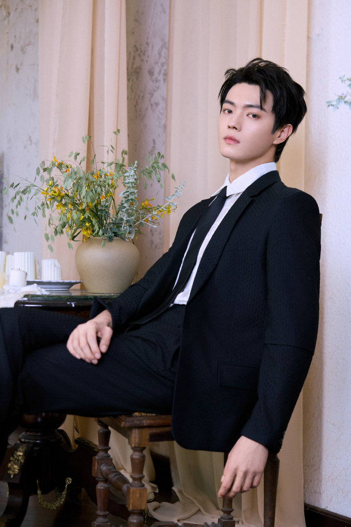 许凯透纱白衬衫黑西装look,率性加持沉着风度,我们soso上演极致魅惑啦