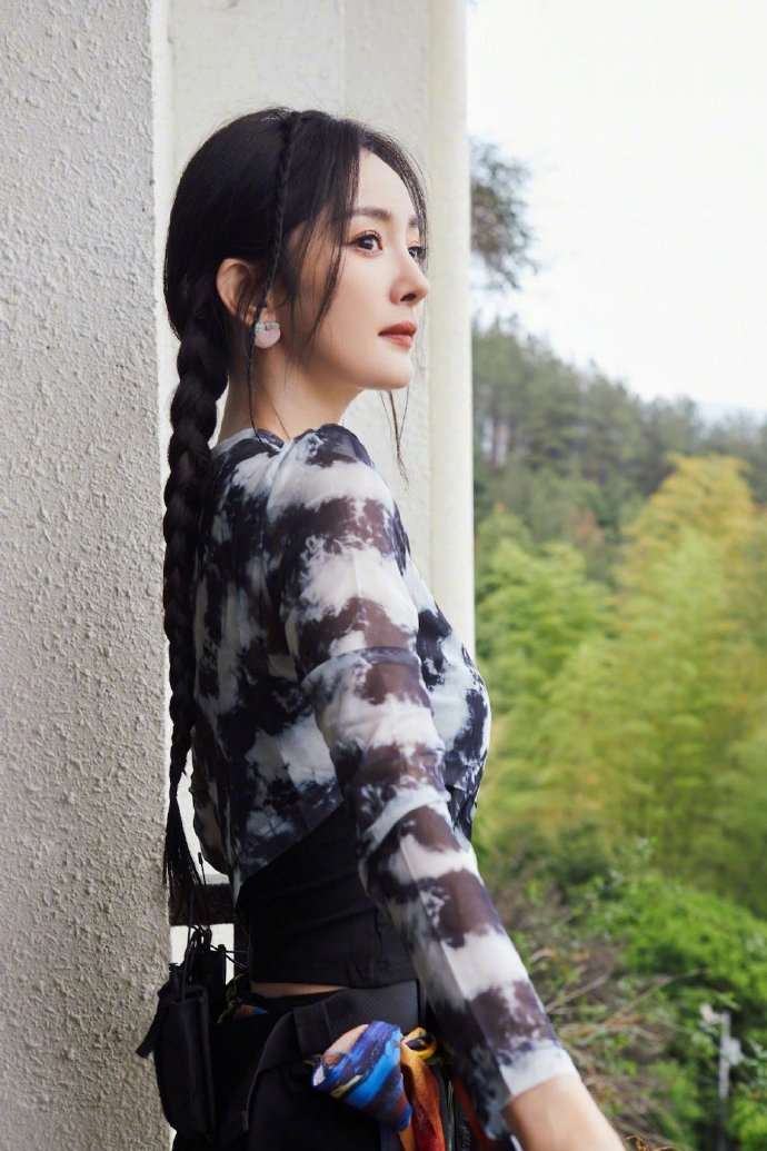 麻花辫幂姐上线!侧颜回眸狠狠被美到!