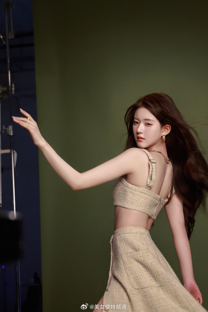 赵露思初秋氛围感写真曝光着小香风高开叉裙性感