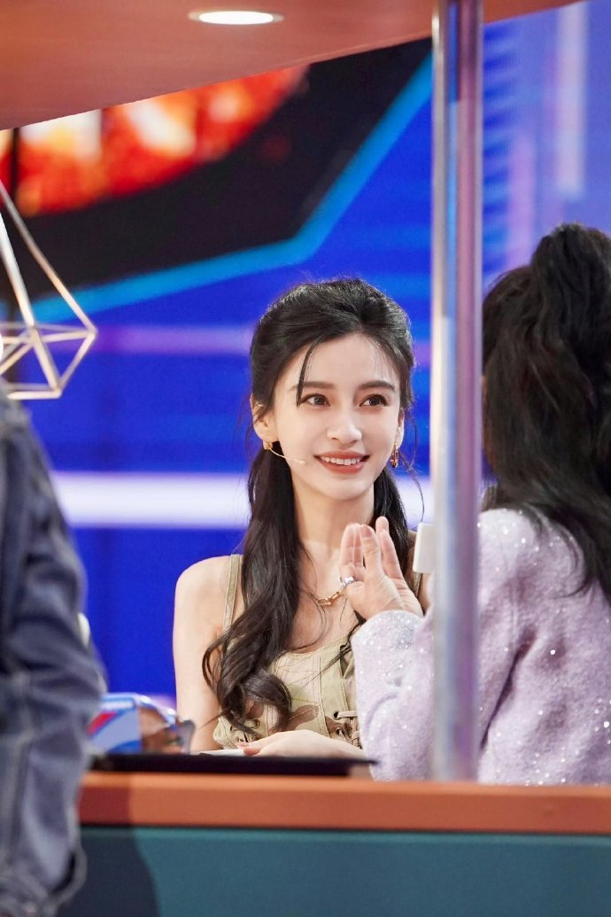 angelababy高马尾半披发搭配迷彩短上衣造型