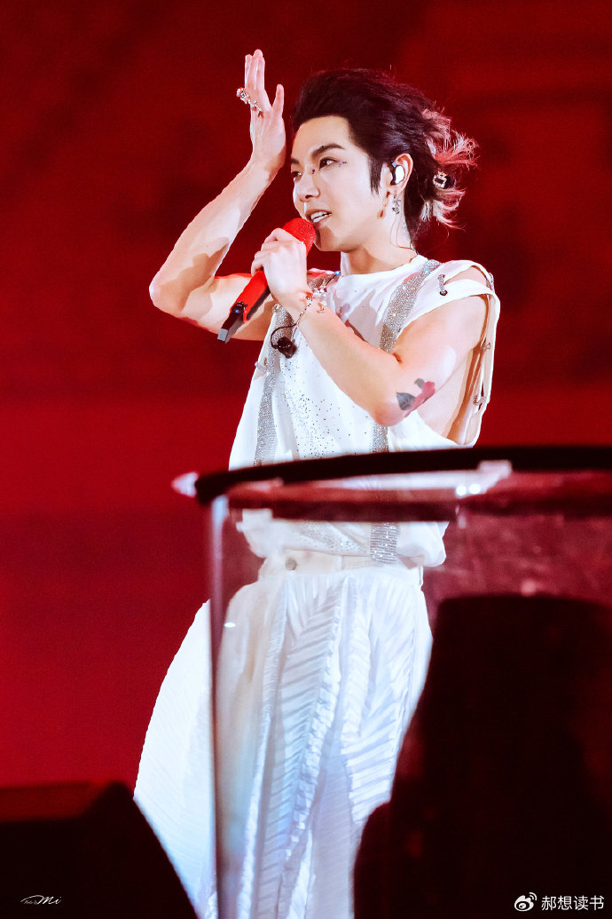 没有法师不敢干的事华晨宇演唱会穿了婚纱为何他总不走寻常路