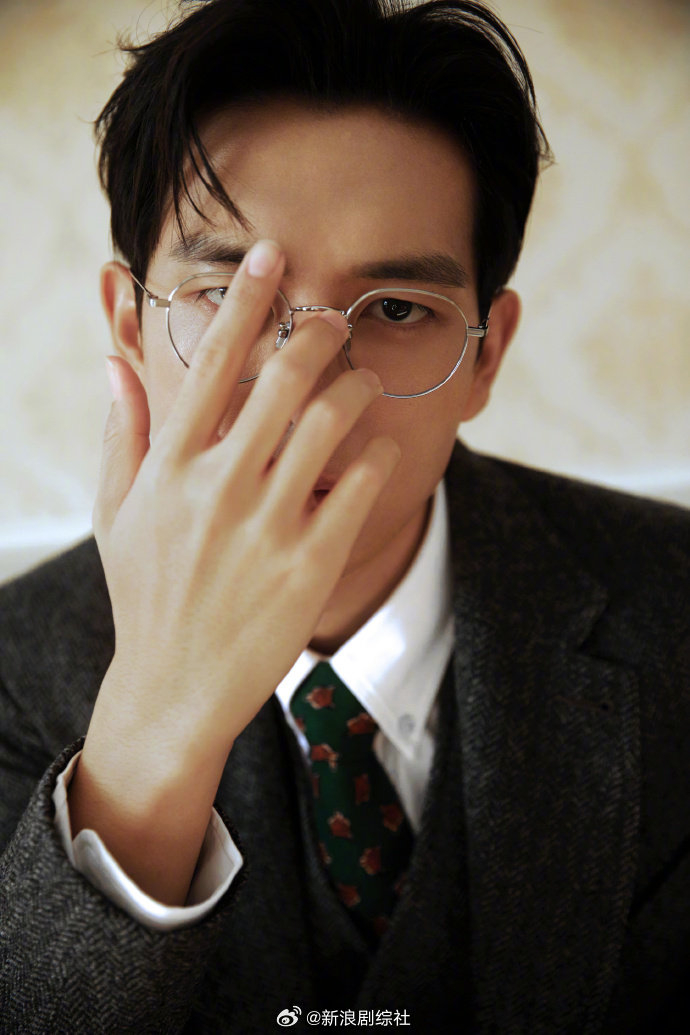 你好星期六造型大片,灰呢西装金丝眼镜,俊雅绅士