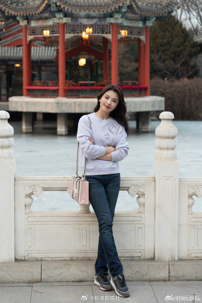 桃粉色的包包也很亮眼,北京这么冷,姐要多穿点注意保暖哇~ 6767