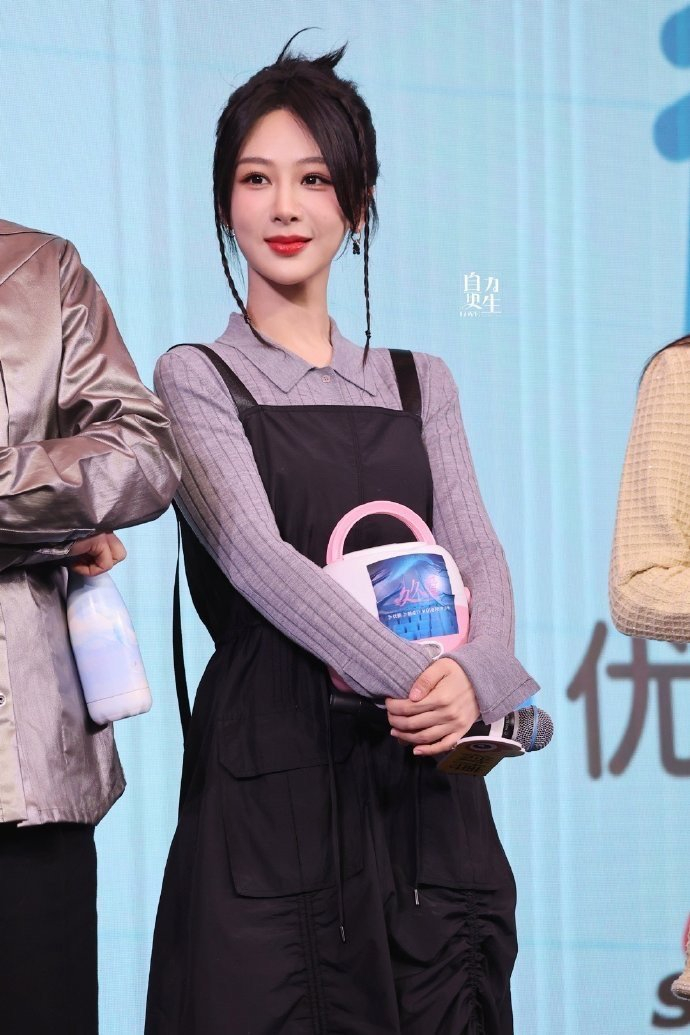 杨紫今日活动路透紫色针织毛衣黑色抽绳连衣裙活力满满啊