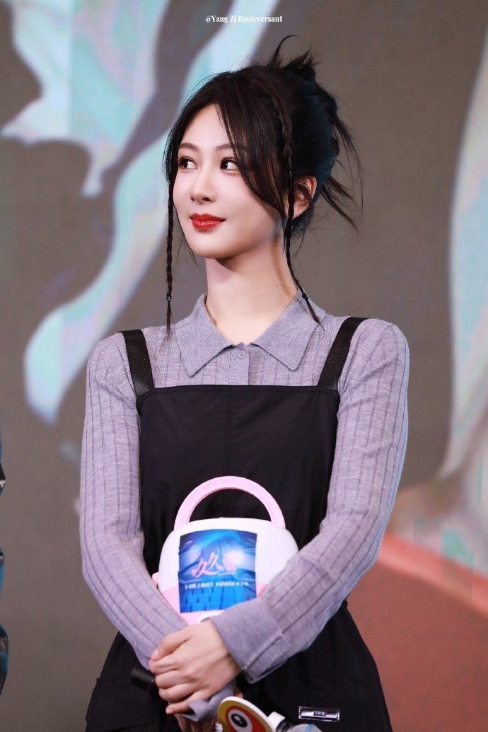 杨紫今日活动路透紫色针织毛衣黑色抽绳连衣裙活力满满啊