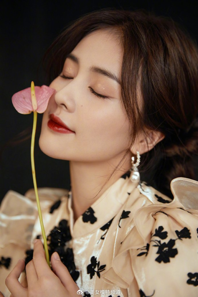 白鹿穿印花素雅旗袍气质温婉扎双丸子头俏皮可爱