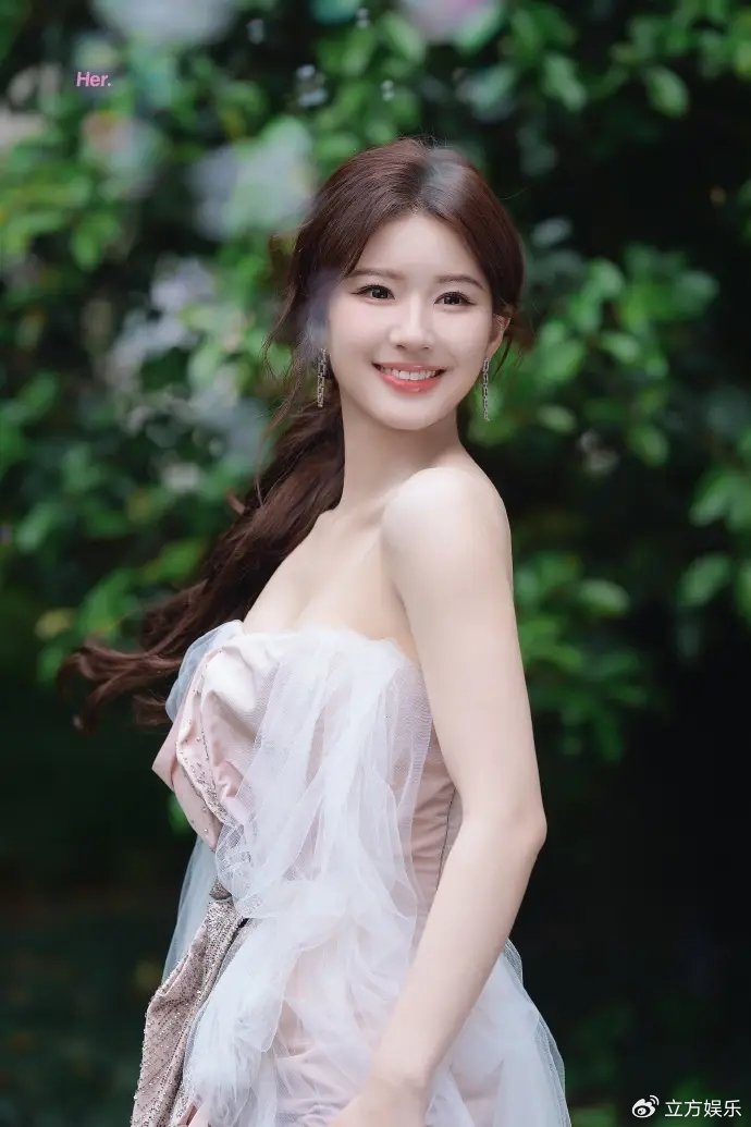 赵露思穿抹胸纱裙仙气腾腾 赤脚天使蹲美如童话