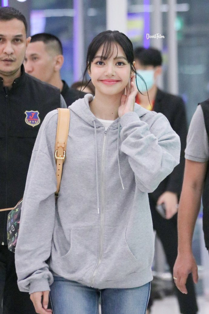 Lisa进入欧美市场之后，营销依然放在内地市场，靠BLACKPINK前缀|欧美|前缀|脱衣舞_新浪新闻
