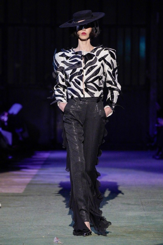 时尚芭莎年度派对 黑白撞色造型好摩登,时尚完成度相当高!