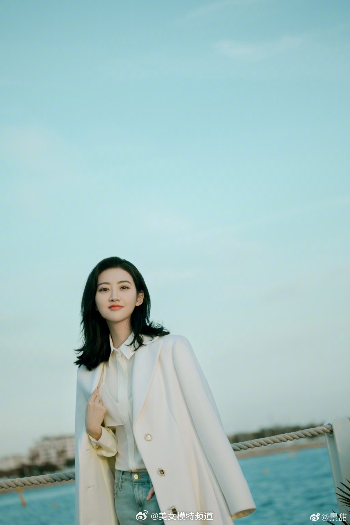 景甜穿浅色大衣长发飘飘 漫步海边笑容清新甜美
