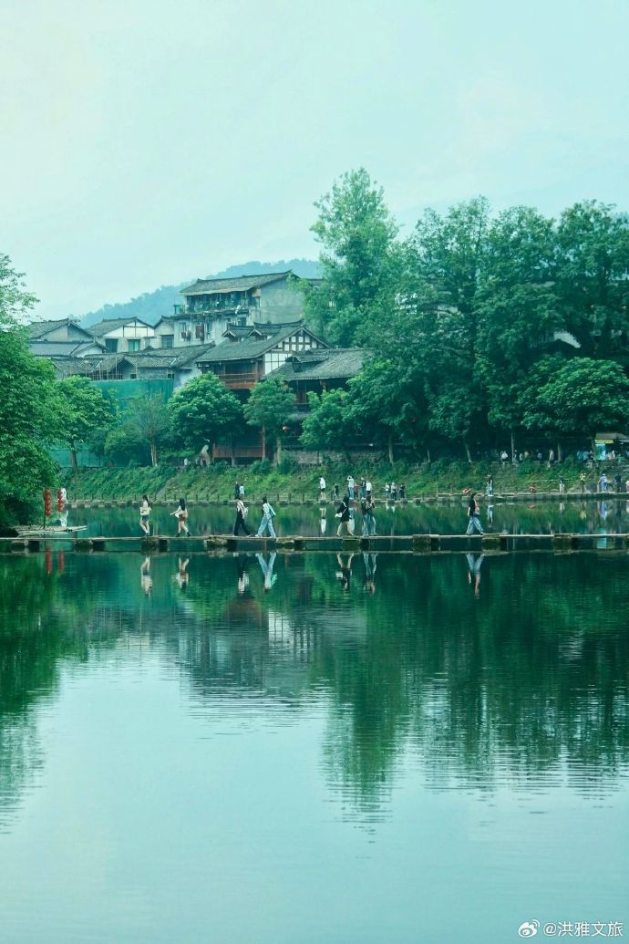 漫步在柳江古镇的石板桥上欣赏着古镇美景
