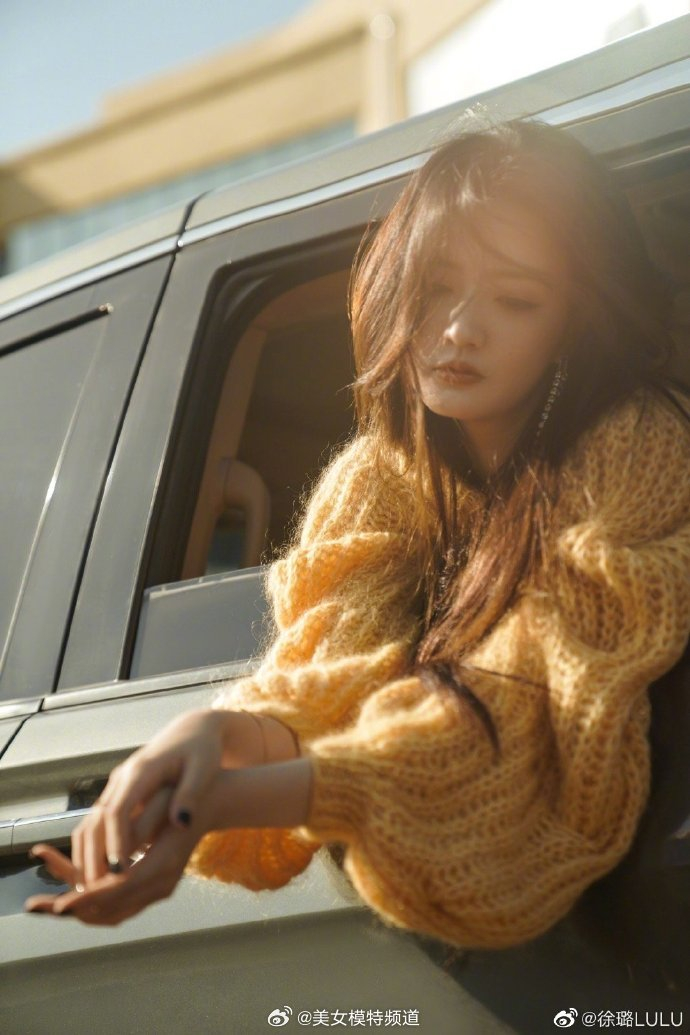 徐璐穿黄色毛衣置身车内拍片 长发随风舞动眼神迷人