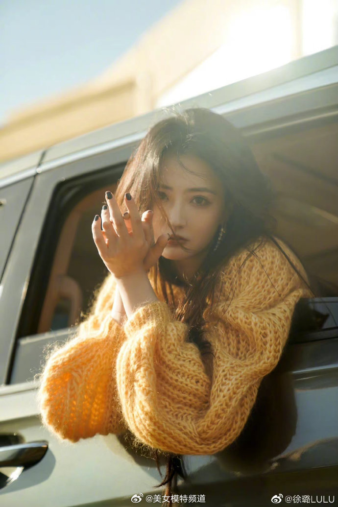 徐璐穿黄色毛衣置身车内拍片 长发随风舞动眼神迷人