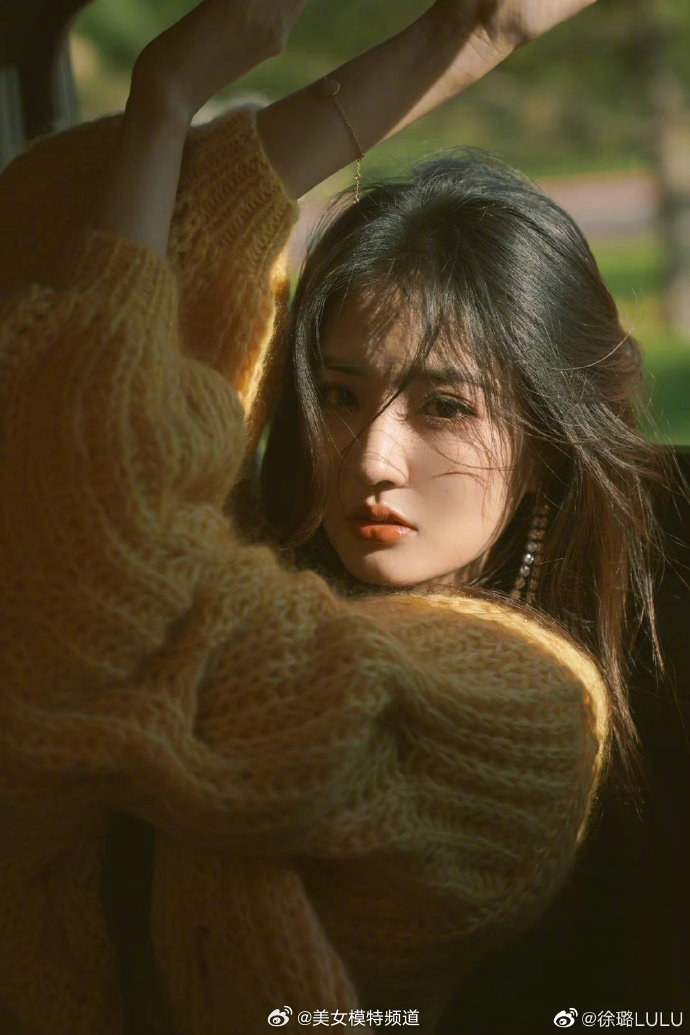 徐璐穿黄色毛衣置身车内拍片 长发随风舞动眼神迷人