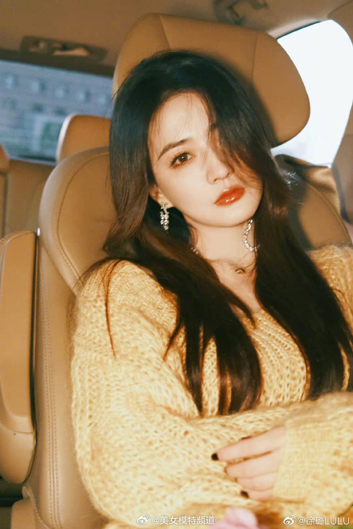 徐璐穿黄色毛衣置身车内拍片 长发随风舞动眼神迷人