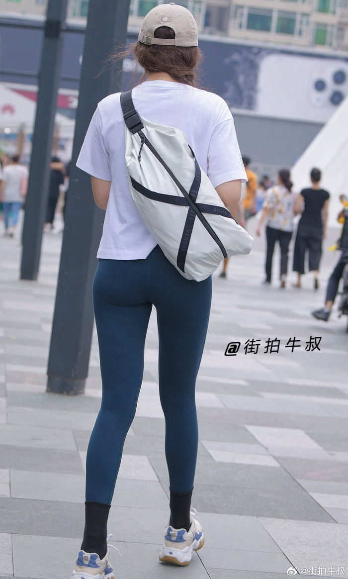 高个美女穿着性感的跑步紧身裤出街