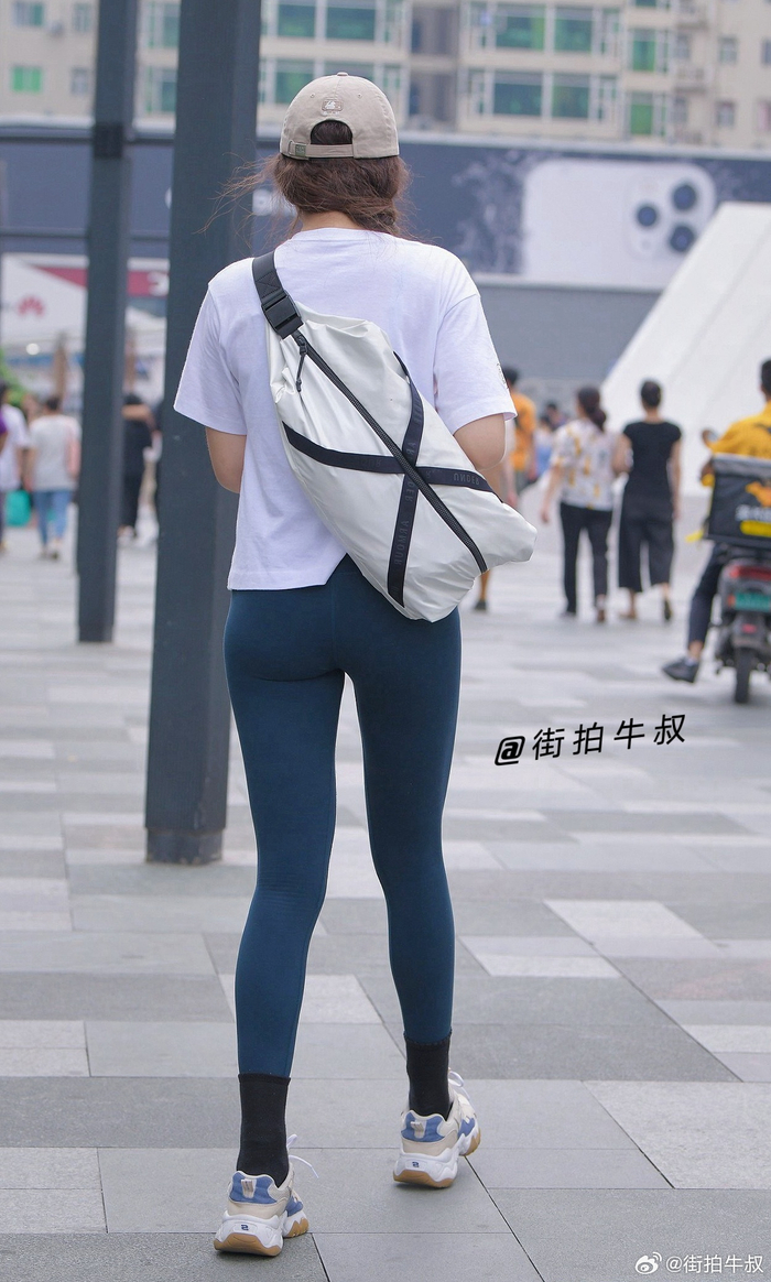 高个美女穿着性感的跑步紧身裤出街