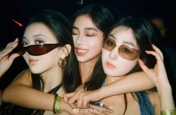 王菲女儿李嫣参加学校酒会与同学好友合照释出17岁的李嫣气质出众