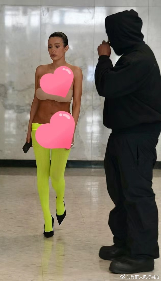 金卡戴珊vs比安卡真空穿皮草看得人脸红半透明丝袜秀出少女腿