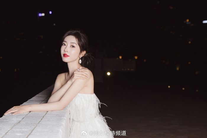 宣璐白色抹胸羽毛裙