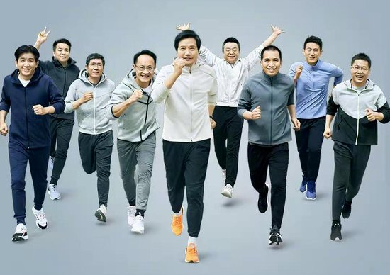 合影站c位,衣品碾压车圈大佬凭什么?|雷军|牛仔裤|大佬_新浪新闻