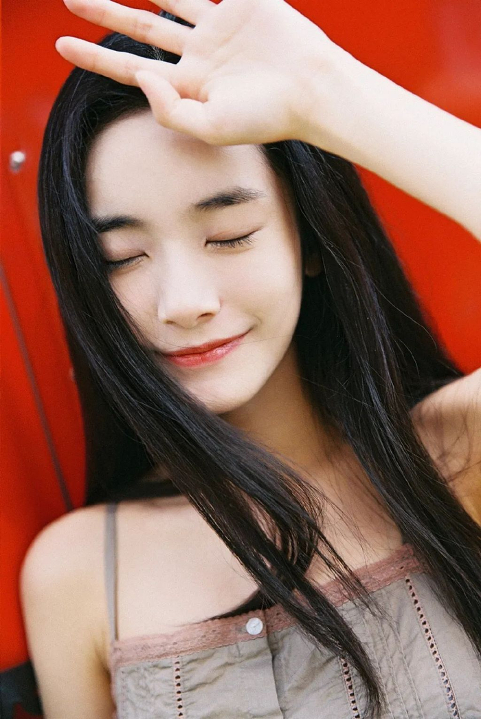 拍人像照片,可以让像下面的女生一样,自然地闭上眼睛,嘴角有点弧度