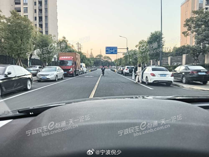容易出现交通事故,请交警部门安装违停摄像头,或者加大巡察力度. 67