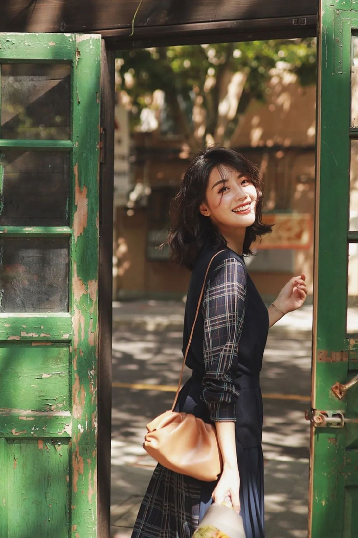 人像拍照怎么摆姿势好看,12个拍照姿势,实用自然好看|人像|姿势|头发