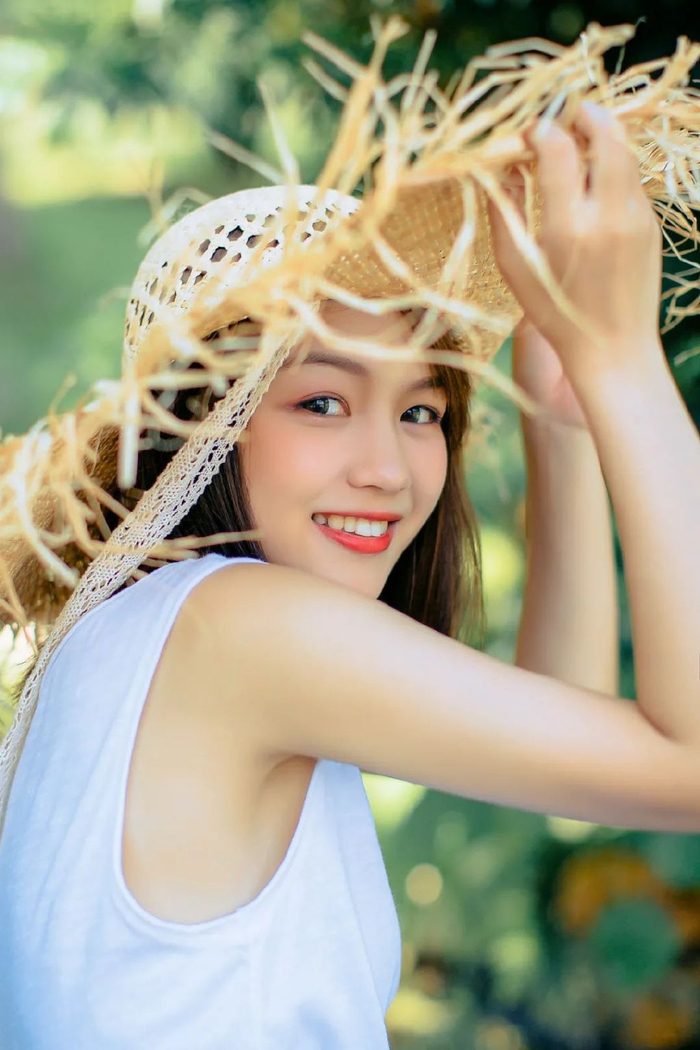 拍照姿势:拒绝剪刀手,10个女生好看的拍照姿势,自然又漂亮