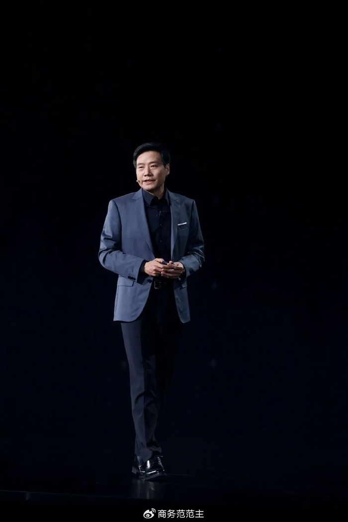 雷军发布会穿衣心机深!合影站c位,衣品碾压车圈大佬凭什么?