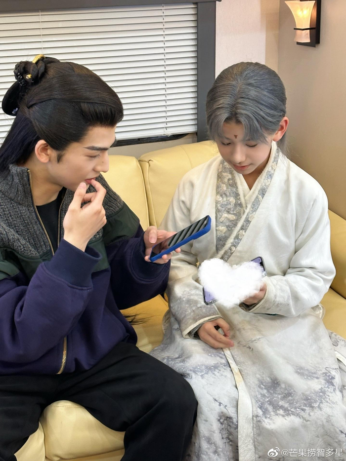 竟然真的蹲到了《云之羽》张凌赫林子烨合照……