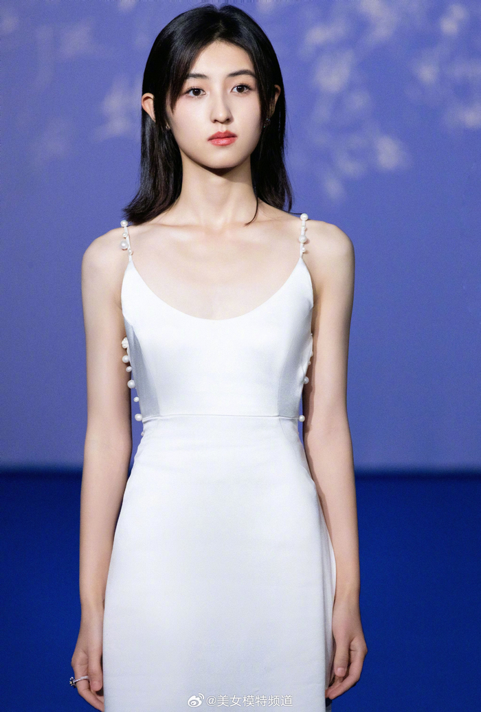 张子枫白色丝缎露背长裙