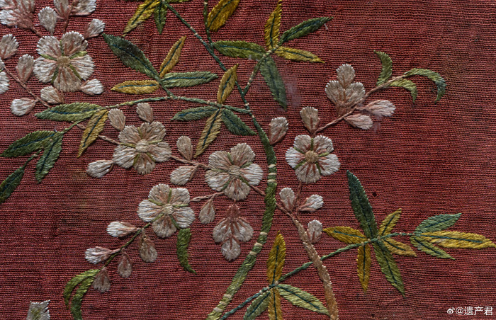 辽代红罗绣竹梅莲石蜂蝶联纹巾庆州白塔出土