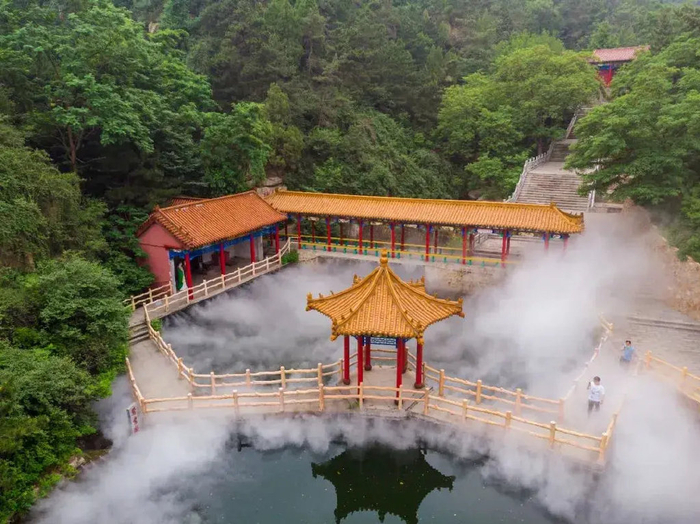 1998年以来,房干村利用绿水青山的生态优势,已开发九龙大峡谷,金泰山